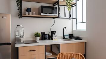 Frigorífic, microones, cafetera i tetera i torradora