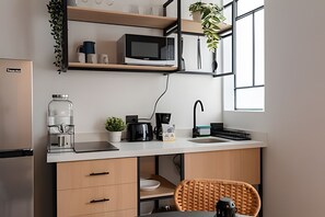 Réfrigérateur, micro-ondes, cafetière/bouilloire, grille-pain