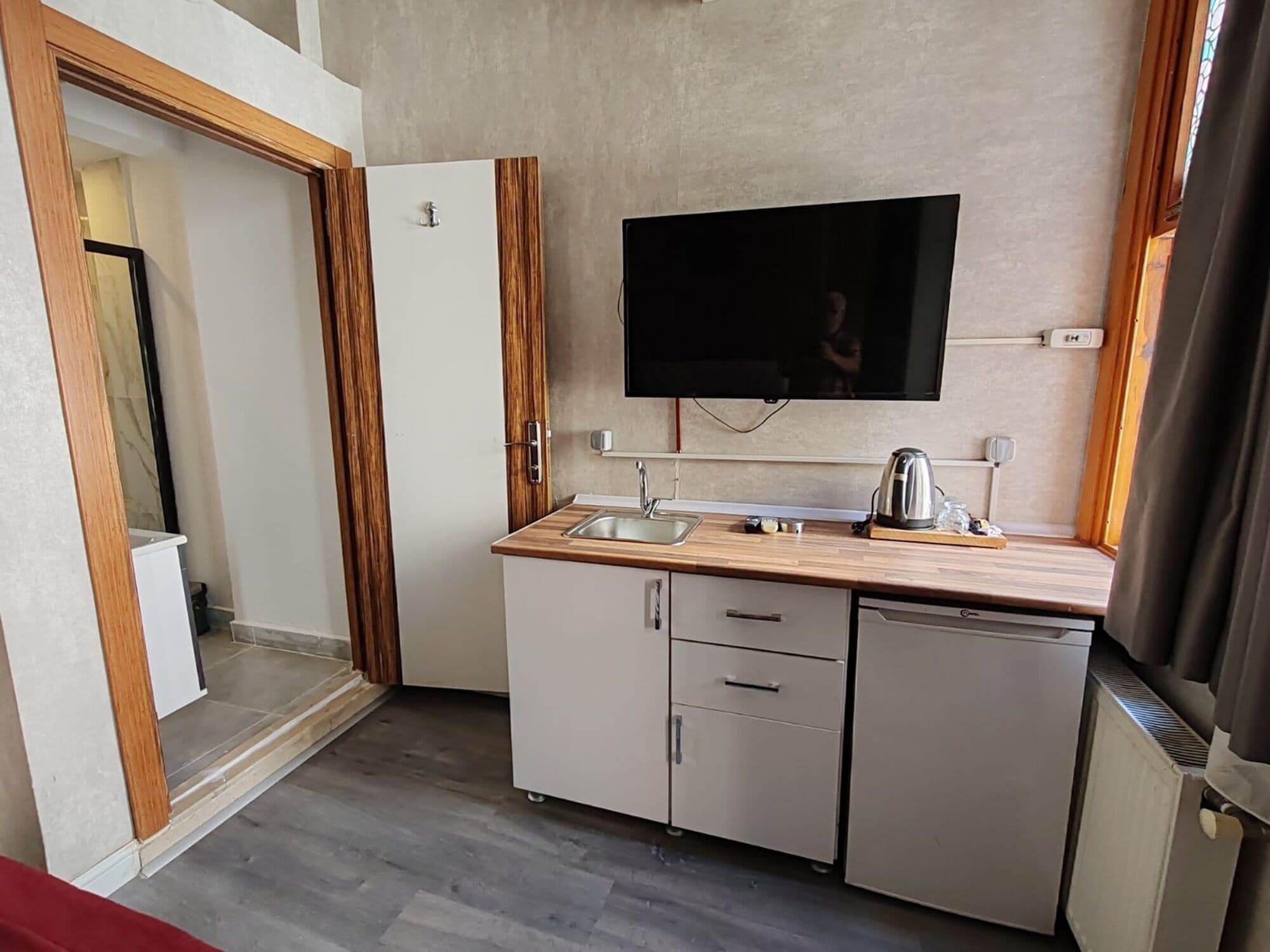 Standard Room, City View | Private kitchen | Mini-fridge