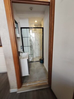 Shower, free toiletries, hair dryer, slippers - İdil's Apartments Hotel (Istanbul)