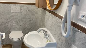 Einzelzimmer | Badezimmer | Dusche, Haartrockner, Handtücher, Toilettenpapier