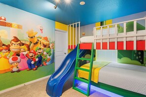 6 bedrooms, desk, iron/ironing board, travel crib
