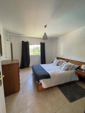 3 quartos, ferros/tábuas de passar roupa, Wi-Fi, roupa de cama