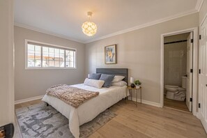 5 Schlafzimmer, Schreibtisch, Bügeleisen/Bügelbrett, Reisekinderbett