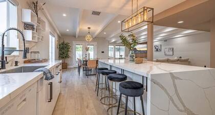 Elegant 5 Bedroom Hot Tub Private Parking
