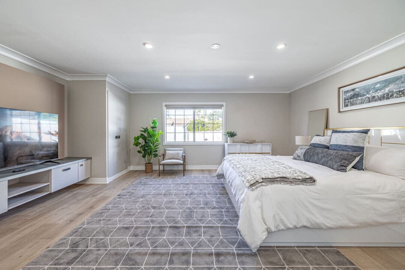 5 habitaciones, escritorio y tabla de planchar con plancha 