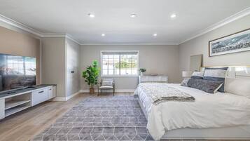 5 habitaciones, escritorio y tabla de planchar con plancha
