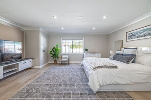 5 bedrooms, desk, iron/ironing board, travel crib