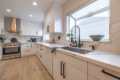 Elegant 5 Bedroom Hot Tub  Private Parking