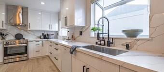 Elegant 5 Bedroom Hot Tub  Private Parking