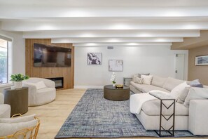 Smart TV, fireplace, books, stereo