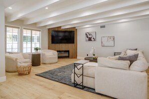 Een smart-tv, een open haard, boeken en een stereo