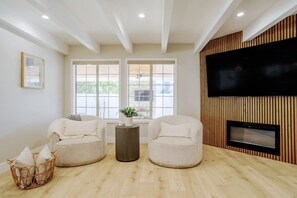 Smart TV, fireplace, books, stereo - Elegant 5 Bedroom Hot Tub  Private Parking (Los Angeles)