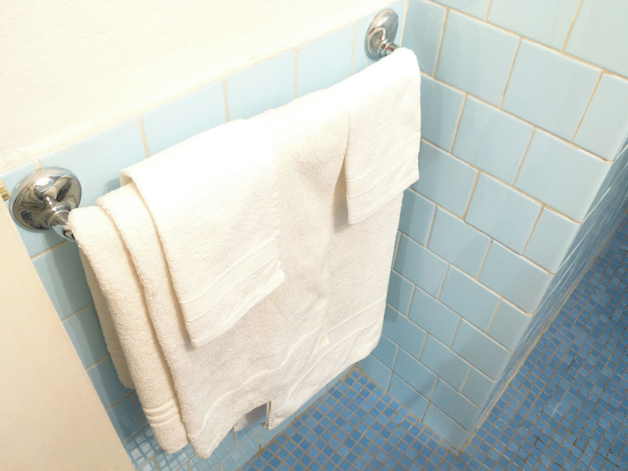 Asciugacapelli, asciugamani, sapone, shampoo