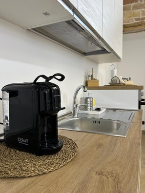 Geladeira, fogão, cooktop, moedor de café