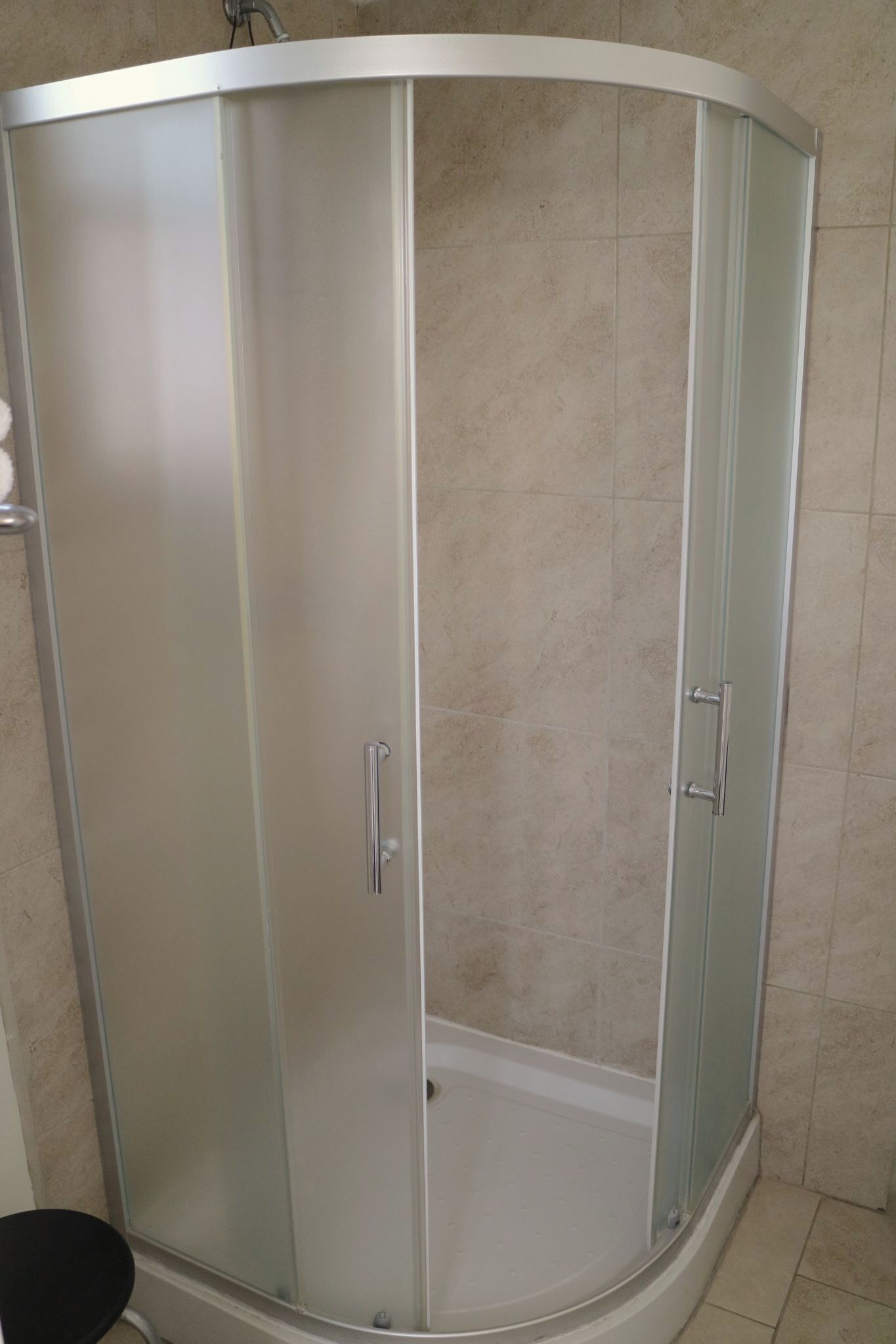 Douche, sèche-cheveux, serviettes fournies, savon