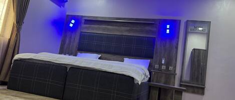 Studio | Desk, laptop workspace, free WiFi