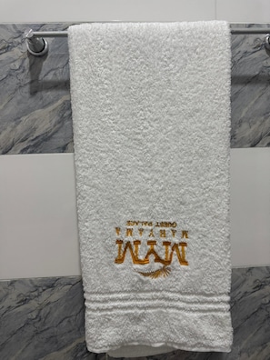 Classic Single Room | Bathroom | Shower, towels, soap, toilet paper - Maryama Guest Palace (Bauchi)