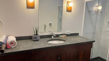 Superior Suite, Ocean View | Bathroom