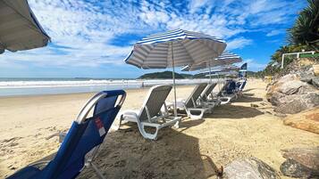 En la playa, arena blanca, camas de playa gratis