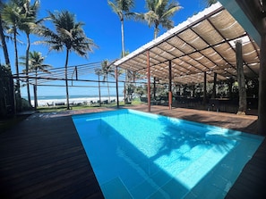 Piscina externa, espreguiçadeiras