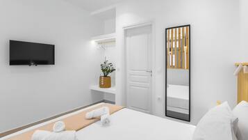 Tabla de planchar con plancha, wifi gratis y ropa de cama