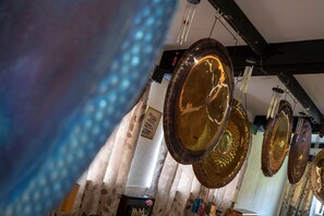 A room with hanging decorative plates and a floral-patterned curtain. - Willow at Gorslwyd - Sound Retreat (Cardigan)