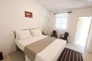 Deluxe Double Room | Free WiFi, bed sheets - Airport Green Villa (Andiambalama)