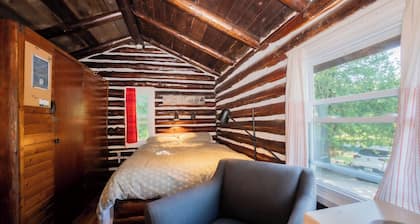 Jack Pine Cabin- North Frontenac Lodge Rustic Cabin