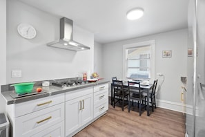 Micro-ondes, four, plaque de cuisson, lave-vaisselle