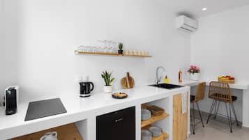 Køleskab, kaffe-/temaskine, elkedel, køkkentøj/tallerkener/redskaber