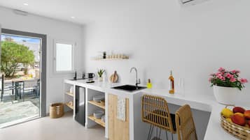 Køleskab, kaffe-/temaskine, elkedel, køkkentøj/tallerkener/redskaber