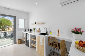 Kühlschrank, Wasserkocher mit Kaffee-/Teezubehör, Wasserkocher