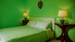 1 bedroom, desk, WiFi, bed sheets