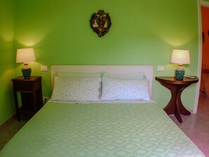 1 bedroom, desk, WiFi, bed sheets