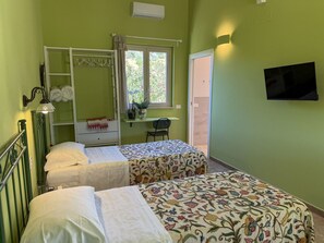 3 bedrooms, desk, WiFi, bed sheets