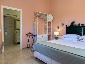 2 bedrooms, desk, WiFi, bed sheets