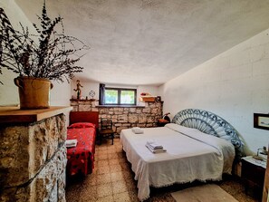 Desk, WiFi, bed sheets, wheelchair access