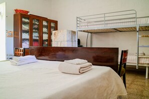 3 bedrooms, desk, WiFi, bed sheets