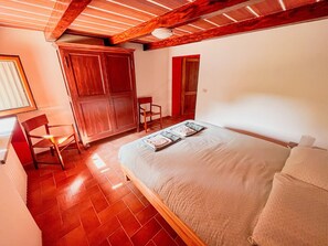 1 bedroom, desk, WiFi, bed sheets