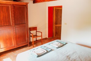 1 camera, una scrivania, Wi-Fi, lenzuola