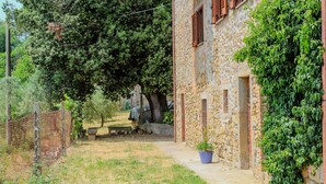 A stone building with a stone pathway leading to a bench. - Podere tra gli Ulivi - Double Room Apartment (Parrano)