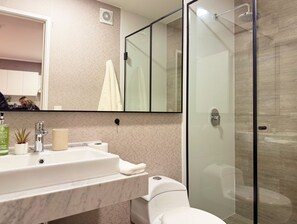 Shower, towels, soap, toilet paper - Beautiful & New 1BD Apt in Barranco  (Lima)