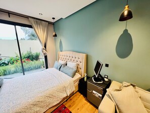 2 slaapkamers, een kluis op de kamer, een bureau