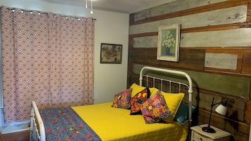 Travel crib, free WiFi, bed sheets