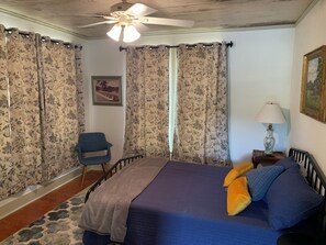 Travel cot, free WiFi, bed sheets
