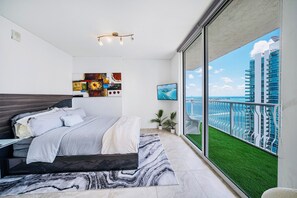 Tabla de planchar con plancha, wifi gratis y ropa de cama