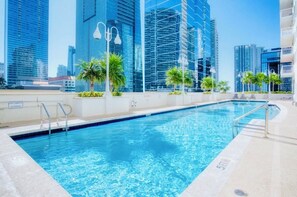Outdoor pool - Top Floor Front Facing Penthouse Overlooking The Whole of Miami (Miami)
