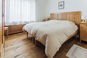 4 bedrooms, iron/ironing board, free WiFi, bed sheets