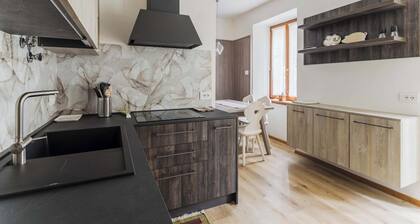 Alessandra Apartment - Spacious and bright ground-floor apartment near pedestrian-cycleway